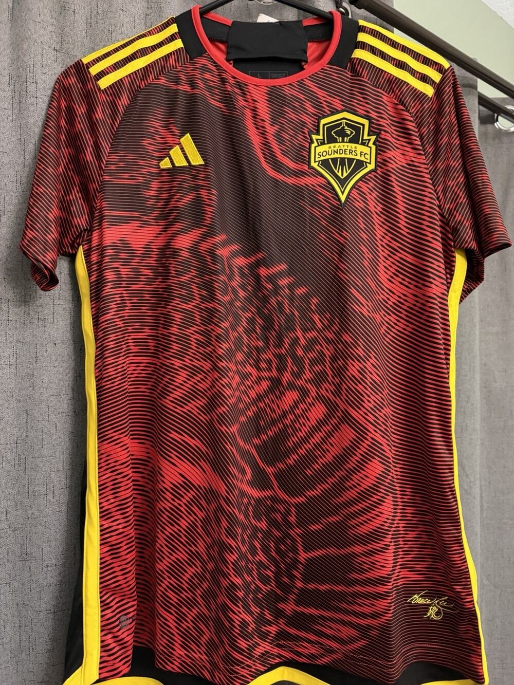 NEW ADIDAS SEATTLE SOUNDERS L AWAY BRUCE LEE RED BLACK JERSEY HI1844